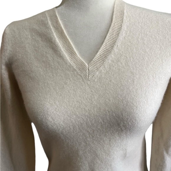 Cashmere Antonio Melani V neck sweater - Picture 2 of 11